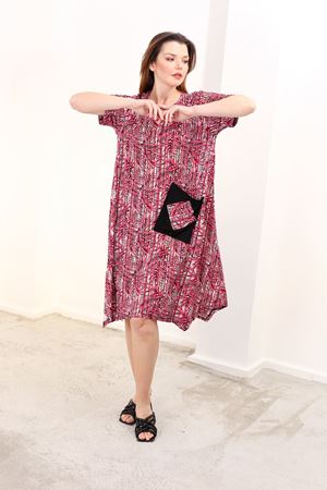 RENKTE BÜYÜK BEDEN CEPLİ DESENLİ ELBİSE