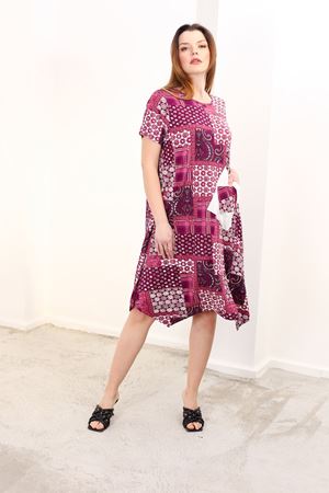 RENKTE BÜYÜK BEDEN CEPLİ DESENLİ ELBİSE