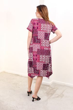 RENKTE BÜYÜK BEDEN CEPLİ DESENLİ ELBİSE