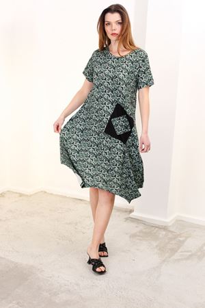 RENKTE BÜYÜK BEDEN CEPLİ DESENLİ ELBİSE