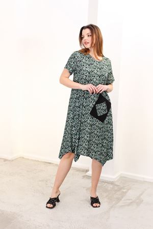 RENKTE BÜYÜK BEDEN CEPLİ DESENLİ ELBİSE