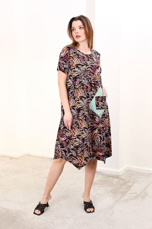 RENKTE BÜYÜK BEDEN CEPLİ DESENLİ ELBİSE