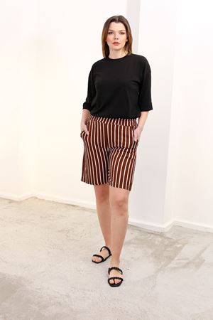 RENKTE GENİŞ KESİM ESNEK ÇİZGİLİ KAHVERENGİ ŞORT