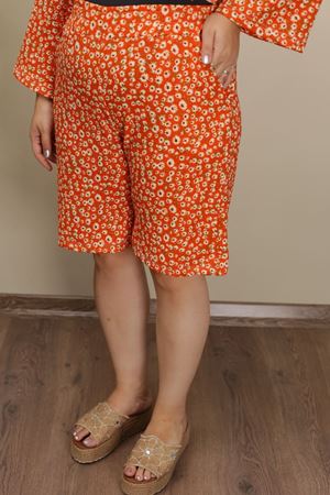 RENKTE GENİŞ KESİM DESENLİ ŞORT