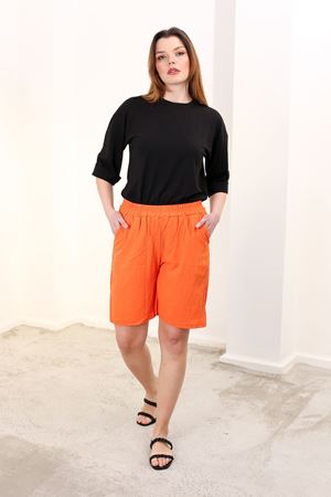 RENKTE GENİŞ KESİM TURUNCU ŞORT
