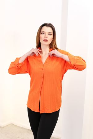 RENKTE GENİŞ KESİM TURUNCU GÖMLEK