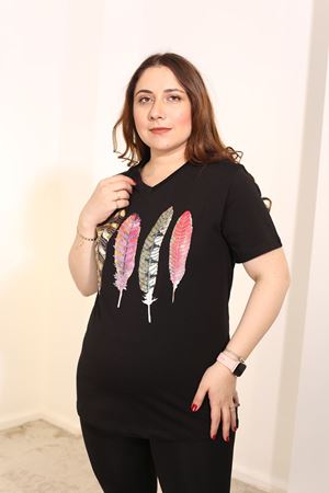 RENKTE BÜYÜK BEDEN YAKASI PUL VE İŞLEMELİ SİYAH TSHİRT