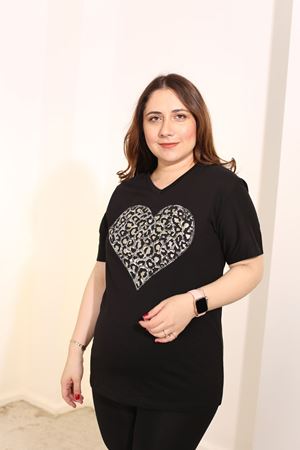 RENKTE BÜYÜK BEDEN YAKASI PUL VE İŞLEMELİ SİYAH TSHİRT