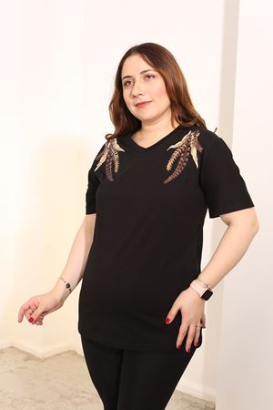 RENKTE BÜYÜK BEDEN YAKASI PUL VE İŞLEMELİ SİYAH TSHİRT
