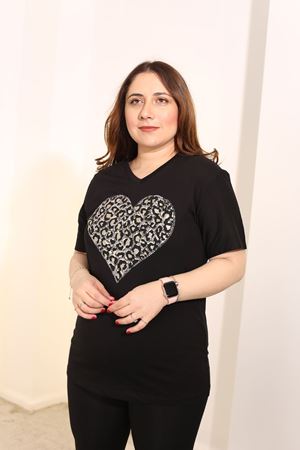 RENKTE BÜYÜK BEDEN YAKASI PUL VE İŞLEMELİ SİYAH TSHİRT