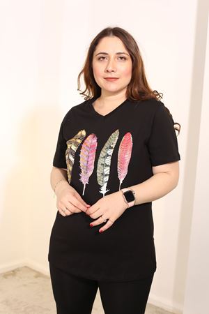 RENKTE BÜYÜK BEDEN YAKASI PUL VE İŞLEMELİ SİYAH TSHİRT