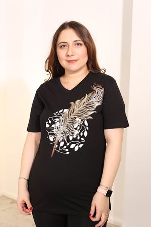 RENKTE BÜYÜK BEDEN YAKASI PUL VE İŞLEMELİ SİYAH TSHİRT