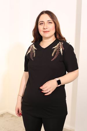 RENKTE BÜYÜK BEDEN YAKASI PUL VE İŞLEMELİ SİYAH TSHİRT