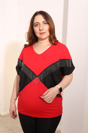 RENKTE BÜYÜK BEDEN ZİNCİRLİ TASARIM KIRMIZI BLUZ