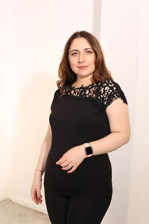 RENKTE BÜYÜK BEDEN ROBASI GÜPÜRLÜ SİYAH BLUZ