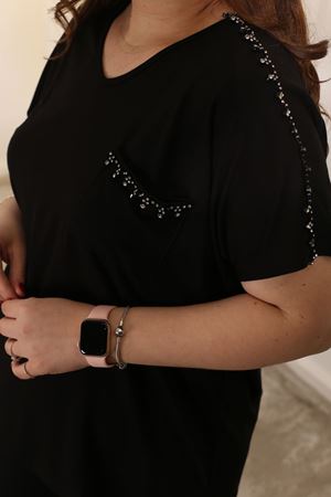 RENKTE BÜYÜK BEDEN OMUZU CEBİ TAŞLI SİYAH BLUZ