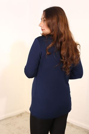 RENKTE BÜYÜK BEDEN ÖNÜ TAŞ VE BASKI DETAYLI LACİVERT BLUZ