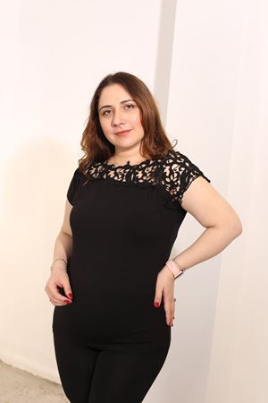 RENKTE BÜYÜK BEDEN ROBASI GÜPÜRLÜ SİYAH BLUZ