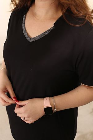 RENKTE BÜYÜK BEDEN YAKASI SİMLİ SİYAH BLUZ