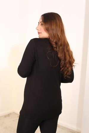 RENKTE BÜYÜK BEDEN ÖNÜ TAŞ VE BASKI DETAYLI SİYAH BLUZ