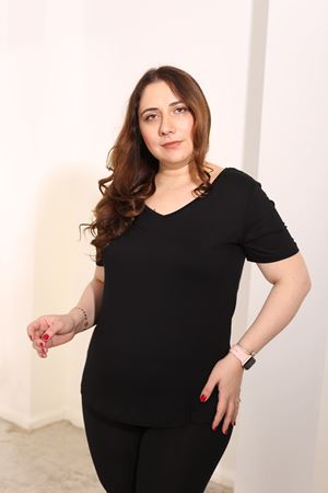 RENKTE BÜYÜK BEDEN SIRTI KANAT DETAY SİYAH BLUZ