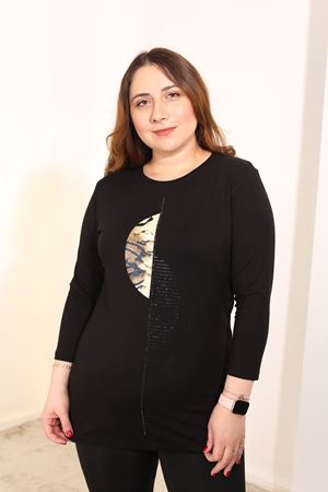RENKTE BÜYÜK BEDEN ÖNÜ TAŞ VE BASKI DETAYLI SİYAH BLUZ