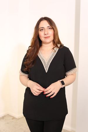 RENKTE BÜYÜK BEDEN GÜPÜRLÜ SİYAH BLUZ