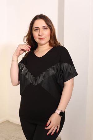 RENKTE BÜYÜK BEDEN ZİNCİRLİ TASARIM SİYAH BLUZ