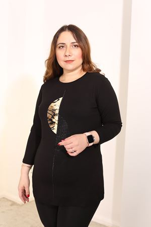 RENKTE BÜYÜK BEDEN ÖNÜ TAŞ VE BASKI DETAYLI SİYAH BLUZ