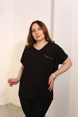 RENKTE BÜYÜK BEDEN OMUZU CEBİ TAŞLI SİYAH BLUZ