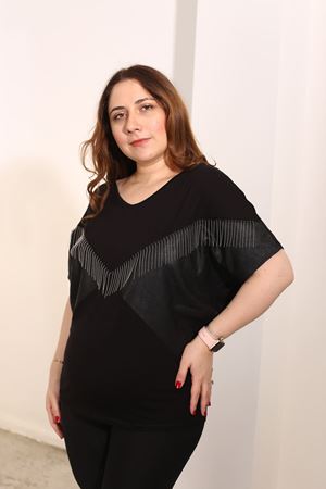 RENKTE BÜYÜK BEDEN ZİNCİRLİ TASARIM SİYAH BLUZ