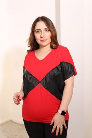 RENKTE BÜYÜK BEDEN ZİNCİRLİ TASARIM KIRMIZI BLUZ