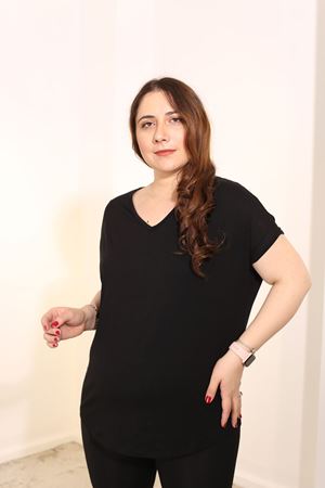 RENKTE BÜYÜK BEDEN SIRTI HALKALI SİYAH BLUZ