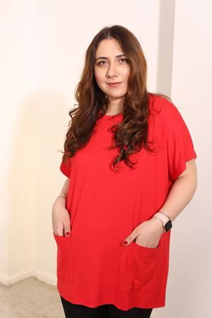 RENKTE BÜYÜK BEDEN CEPLİ KIRMIZI BLUZ
