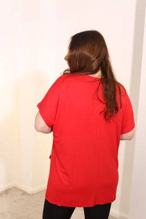 RENKTE BÜYÜK BEDEN CEPLİ KIRMIZI BLUZ