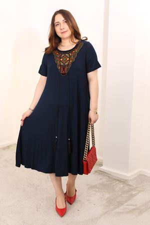 RENKTE BÜYÜK BEDEN OTANTİK YAKALI LACİVERT ELBİSE