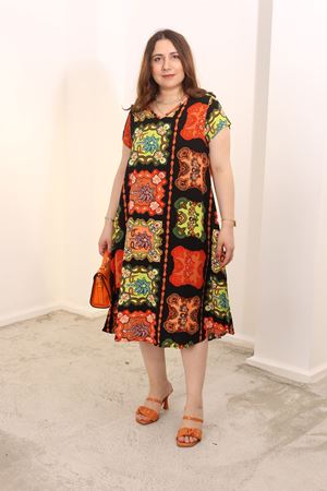 RENKTE BÜYÜK BEDEN DESENLİ İTHAL DOKUMA ELBİSE