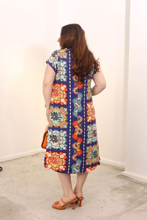 RENKTE BÜYÜK BEDEN DESENLİ İTHAL DOKUMA ELBİSE