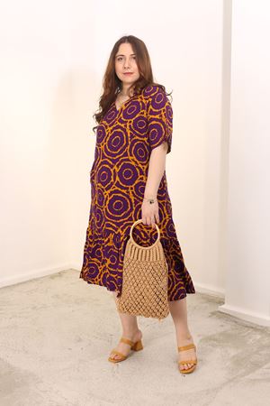 RENKTE BÜYÜK BEDEN DESENLİ İTHAL DOKUMA ELBİSE