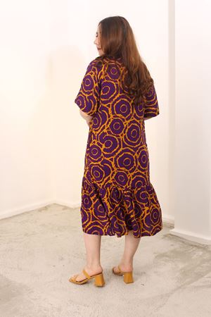 RENKTE BÜYÜK BEDEN DESENLİ İTHAL DOKUMA ELBİSE