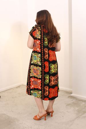 RENKTE BÜYÜK BEDEN DESENLİ İTHAL DOKUMA ELBİSE