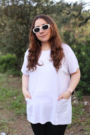 RENKTE BÜYÜK BEDEN CEPLİ BEYAZ BLUZ