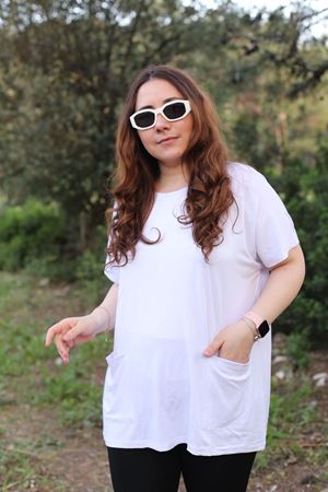 RENKTE BÜYÜK BEDEN CEPLİ BEYAZ BLUZ