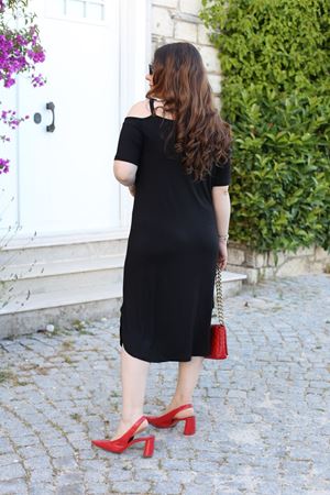 RENKTE BÜYÜK BEDEN KOLU AKSESUARLI SİYAH ELBİSE