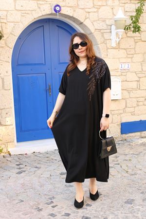 RENKTE BÜYÜK BEDEN OMZU SİYAH PULLU ELBİSE