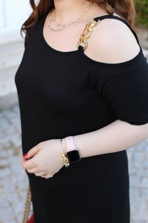 RENKTE BÜYÜK BEDEN KOLU AKSESUARLI SİYAH ELBİSE