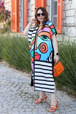 RENKTE BÜYÜK BEDEN DESENLİ ELBİSE