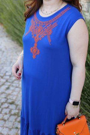 RENKTE BÜYÜK BEDEN NAKIŞLI ELBİSE