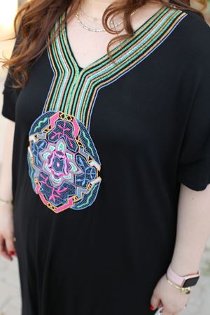 RENKTE BÜYÜK BEDEN NAKIŞLI SİYAH ELBİSE