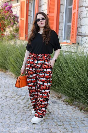 RENKTE BATTAL ÖZEL ÜRETİM V YAKA SİYAH TSHİRT